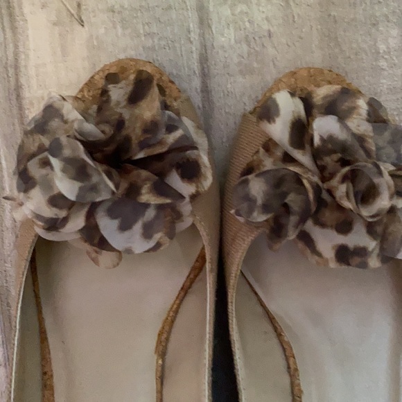 Tan floral decor flowered canvas wedge - Picture 4 of 4